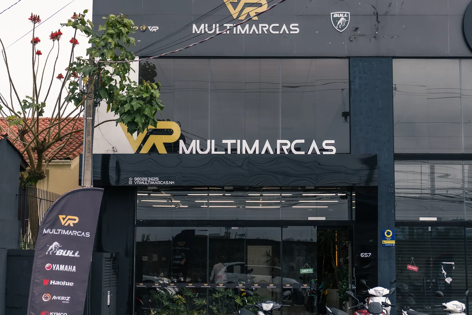 Fachada da loja VR Biguaçu, com motos expostas na vitrine
